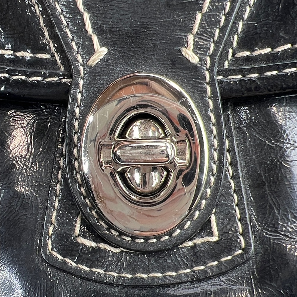 Coach 2009 black patent leather shoulder bag - Picture 6 of 11